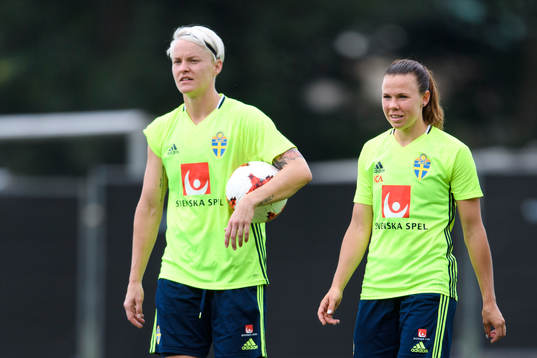 Nilla Fischer och Jessica Samuelsson på en träning med det svenska landslaget