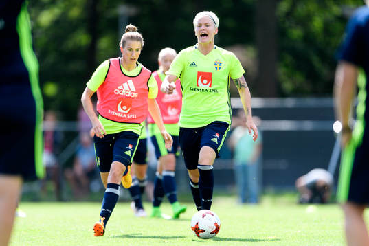 Emma Berglund och Nilla Fischer på en träning med det svenska landslaget