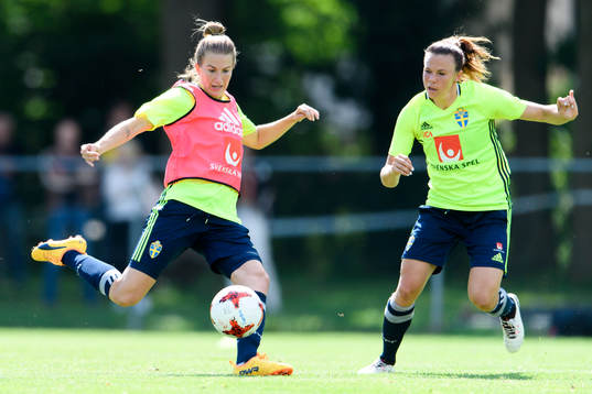 Emma Berglund och Jessica Samuelsson på en träning med det svenska landslaget