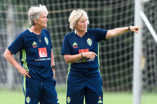 Förbundskapten Pia Sundhage och assisterande