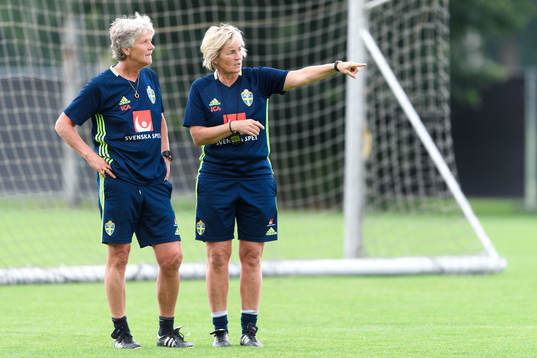 Förbundskapten Pia Sundhage och assisterande förbundskapten Lilie Persson på en träning med det svenska landslaget