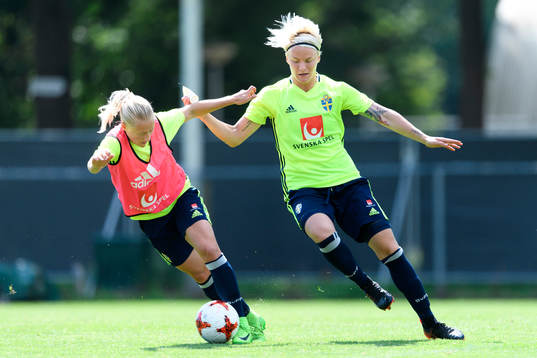 Julia Spetsmark i närkamp med Nilla Fischer på en träning med det svenska landslaget