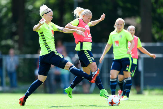 Nilla Fischer i närkamp med Julia Spetsmark på en träning med det svenska landslaget