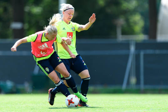 Julia Spetsmark i närkamp med Nilla Fischer på en träning med det svenska landslaget
