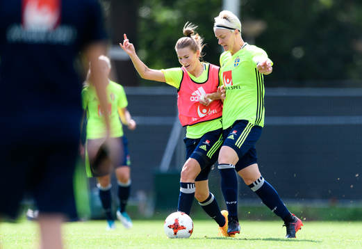 Emma Berglund i närkamp med Nilla Fischer på en träning med det svenska landslaget