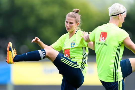Emma Berglund på en träning med det svenska landslaget