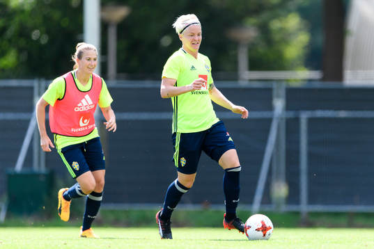 Emma Berglund och Nilla Fischer på en träning med det svenska landslaget