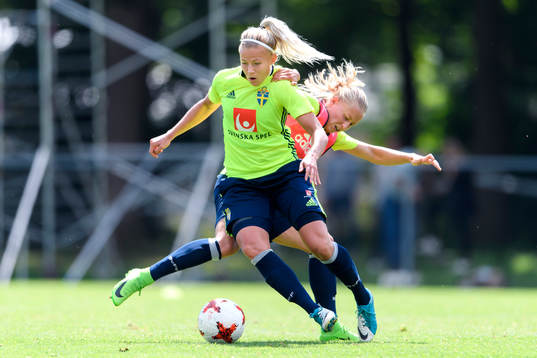 Hanna Glas närkamp med Julia Spetsmark på en träning med det svenska landslaget