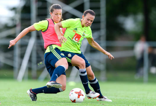 Pauline Hammarlund i närkamp med Jessica Samuelsson på en träning med det svenska landslaget