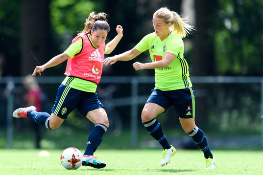 Josefin Johansson och Mimmi Larsson på en träning med det