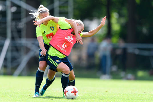 Hanna Glas närkamp med Julia Spetsmark på en träning med det svenska landslaget