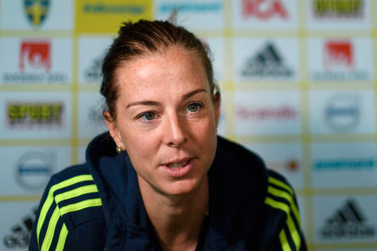 Lotta Schelin blir intervjuad på en pressträff med det svenska landslaget