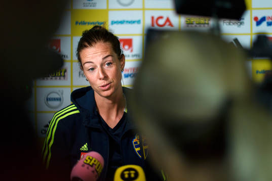 Lotta Schelin blir intervjuad på en pressträff med det svenska landslaget