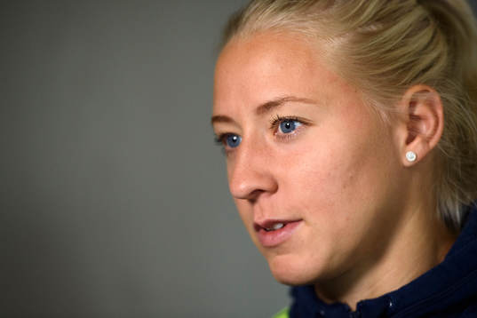 Julia Spetsmark blir intervjuad på en pressträff med det svenska landslaget