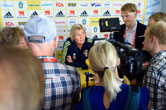 Assisterande förbundskapten Lilie Persson blir intervjuad