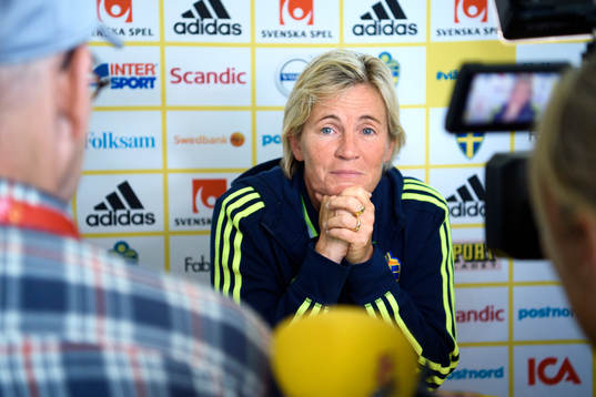 Assisterande förbundskapten Lilie Persson blir intervjuad