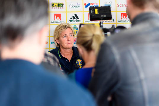 Assisterande förbundskapten Lilie Persson blir intervjuad