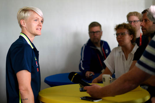 Nilla Fischer blir intervjuad på en pressträff med det svenska landslaget