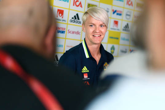 Nilla Fischer blir intervjuad på en pressträff med det svenska landslaget