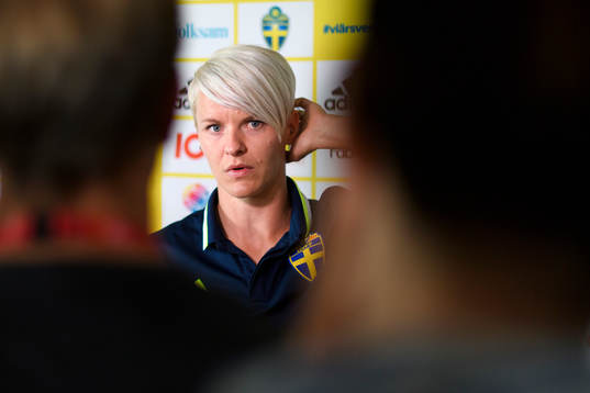 Nilla Fischer blir intervjuad på en pressträff med det svenska landslaget