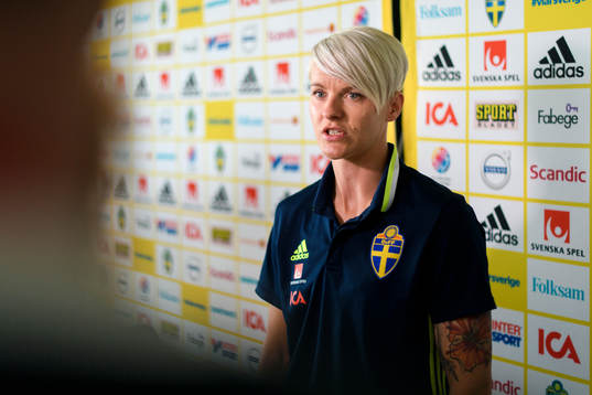 Nilla Fischer blir intervjuad på en pressträff med det svenska landslaget