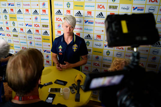Nilla Fischer blir intervjuad på en pressträff med det svenska landslaget