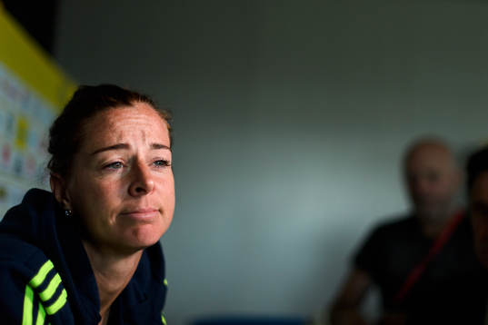 Lotta Schelin blir intervjuad på en pressträff med det svenska landslaget