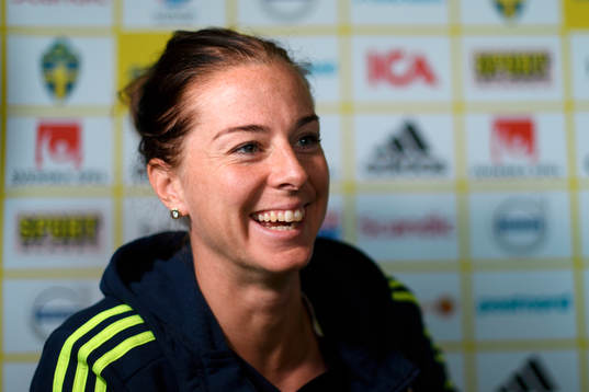 Lotta Schelin blir intervjuad på en pressträff med det svenska landslaget