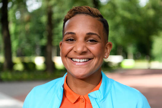 Shanice van de Sanden poserar för ett porträtt på en pressträff med det holländska landslaget