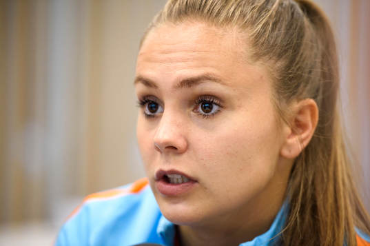 Lieke Martens blir intervjuad på en pressträff med det holländska landslaget