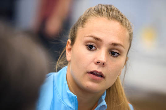 Lieke Martens blir intervjuad på en pressträff med det holländska landslaget