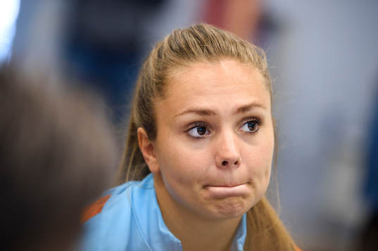Lieke Martens blir intervjuad på en pressträff med det holländska landslaget