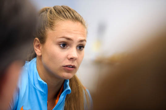 Lieke Martens blir intervjuad på en pressträff med det holländska landslaget