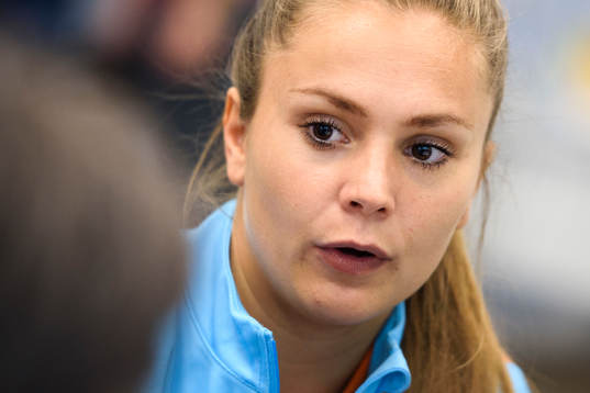 Lieke Martens blir intervjuad på en pressträff med det holländska landslaget