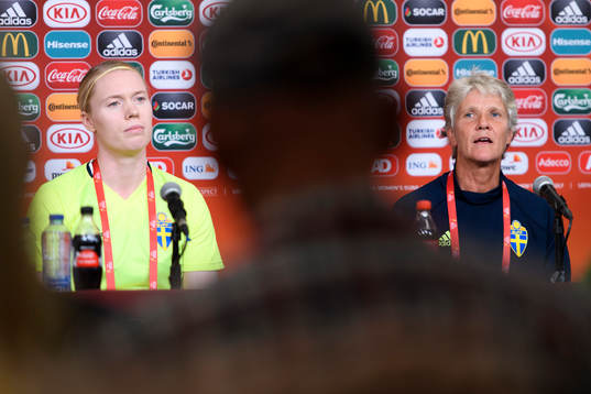 Målvakt Hedvig Lindahl och förbundskapten Pia Sundhage på en presskonferens med det svenska landslaget