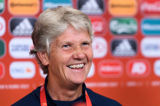 Förbundskapten Pia Sundhage på en presskonferens med det svenska landslaget