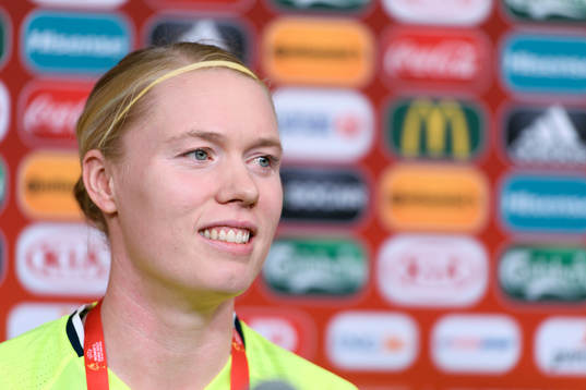 Målvakt Hedvig Lindahl på en presskonferens med det svenska landslaget