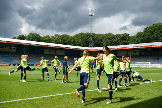 Lotta Schelin på en träning med det svenska landslaget