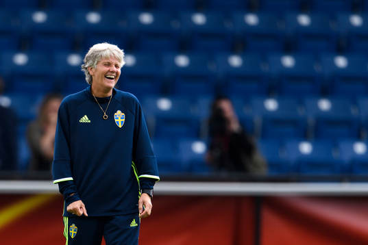 förbundskapten Pia Sundhage jublar på en träning med det svenska landslaget