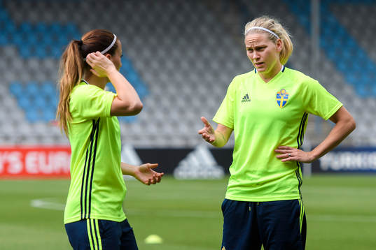 Kosovare Asllani och Lisa Dahlkvist på en träning med det