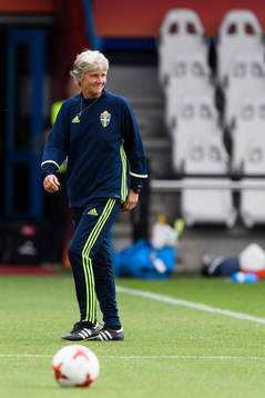 förbundskapten Pia Sundhage på en träning med det svenska landslaget