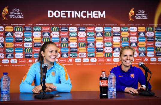 Lieke Martens och förbundskapten Sarina Wiegman på en presskonferens med det holländska landslaget