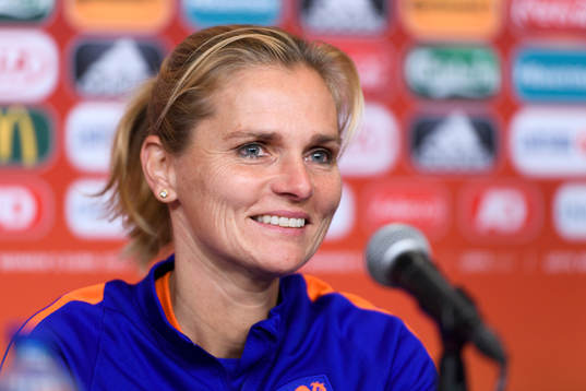Förbundskapten Sarina Wiegman på en presskonferens med det holländska landslaget