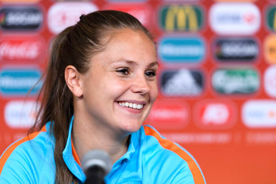 Lieke Martens på en presskonferens med det holländska landslaget