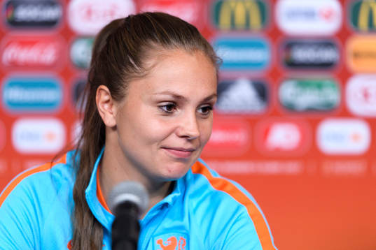 Lieke Martens på en presskonferens med det holländska landslaget