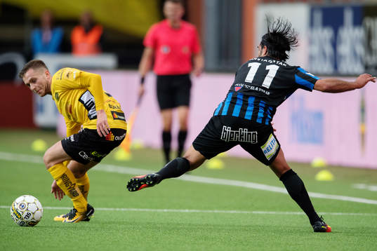 Elfsborgs Adam Lundqvist i kamp om bollen med Sirius