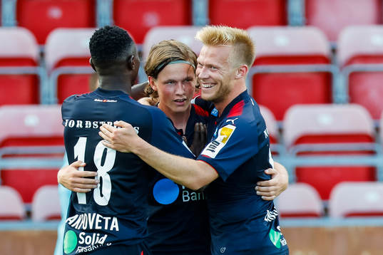 Helsingborgs Max Svensson jublar med Peter Larsson och Bradley Surprise Ralani efter 1-2