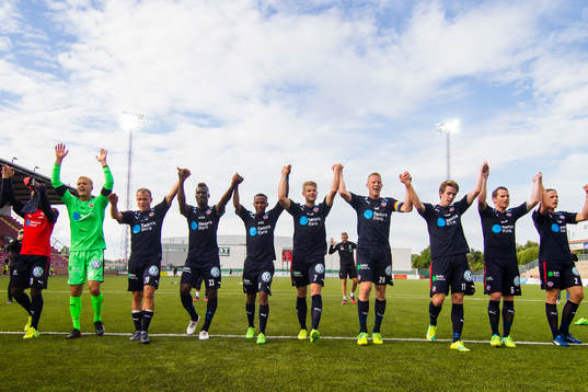 Helsingborgs spelare tackar de tillresta supportrarna