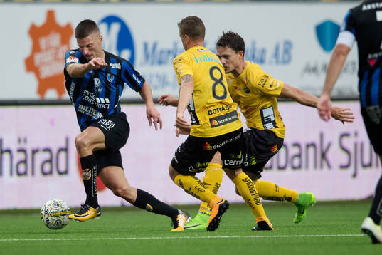 Sirius Shkodran Maholli i kamp om bollen med Elfsborgs