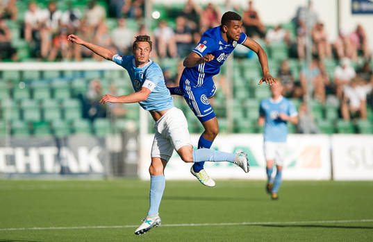 Malmö FFs Markus Rosenberg i nickduell mot Sundsvalls Noah